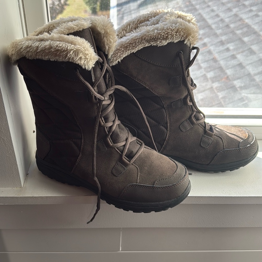 Columbia Brown Winter Boots with Cream Fur